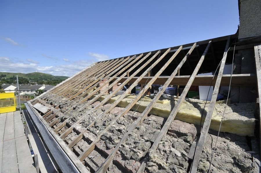 Chantier de rénovation lourde avec structure et étaiement