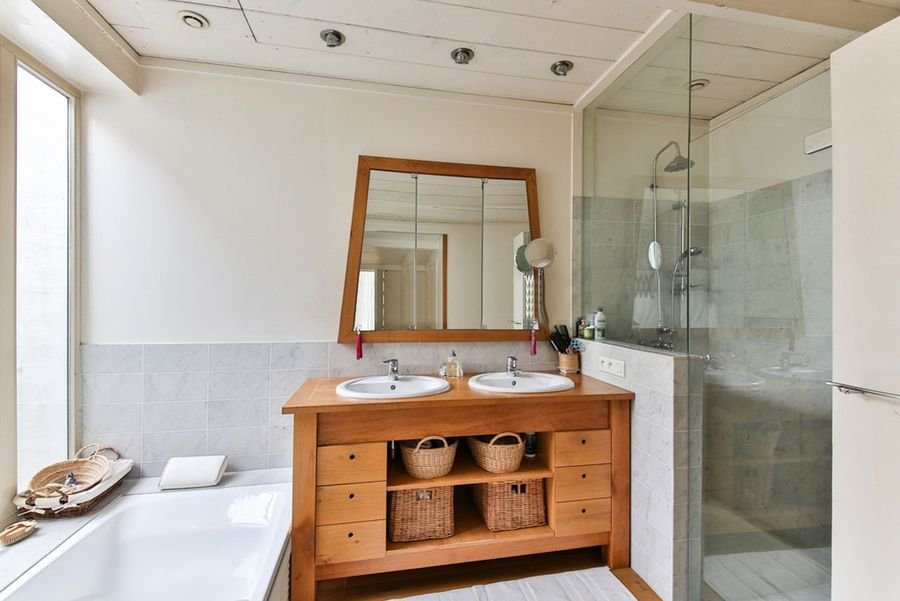 Salle de bain moderne rénovée avec douche à l'italienne